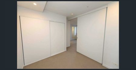 Living in the heart of CBD! - Photo 4