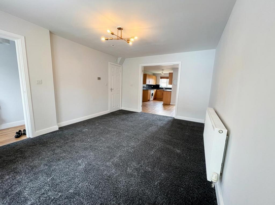3 bedroom semi-detached house to rent - Photo 1