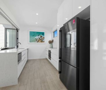 Modern 3 bedroom Townhouse - Walk to the beach! Fully furnished - Photo 2