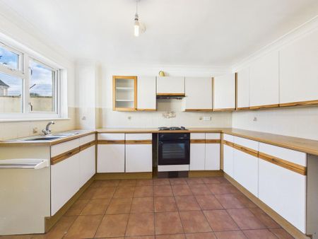 3 bedroom flat to rent - Photo 5