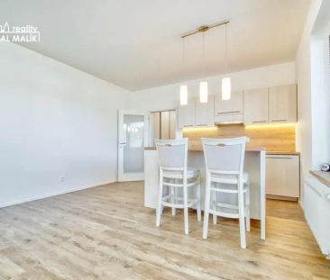 Pronájem moderního bytu 1+kk s terasou, šatnou a parkováním Kaskády... - Fotografie 1