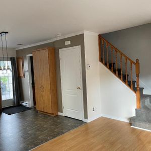 1ER NOVEMBRE -CENTRE VILLE JOLIETTE SPLENDIDE 4 1-2 SUR 2 ÉTAGES ! CONSTRUCTION SUPÉRIEUR ! A VOIR !!! - Photo 2