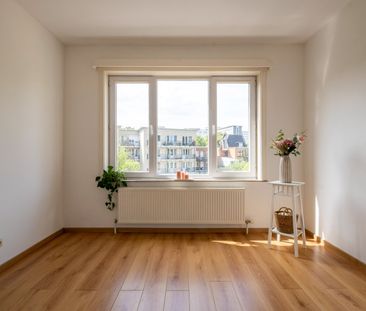 Zonnig en ruim appartement met twee slaapkamers - Photo 1