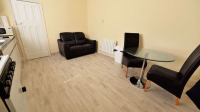 2 bedroom Flat in Otley Road, Leeds - Photo 1