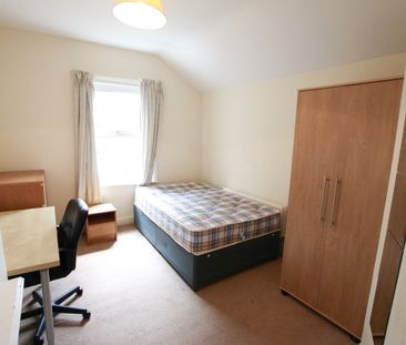 4 Bed Terraced House, Grange Avenue, RG6 - Photo 4