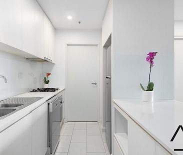 Conveniently Located, Designer And Oversized One Bedroom Plus Car S... - Photo 4