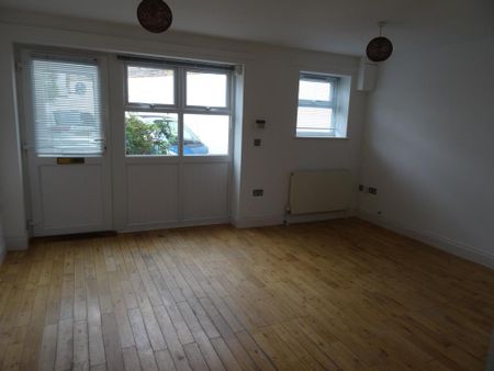 3 bedroom end of terrace house to rent - Photo 2
