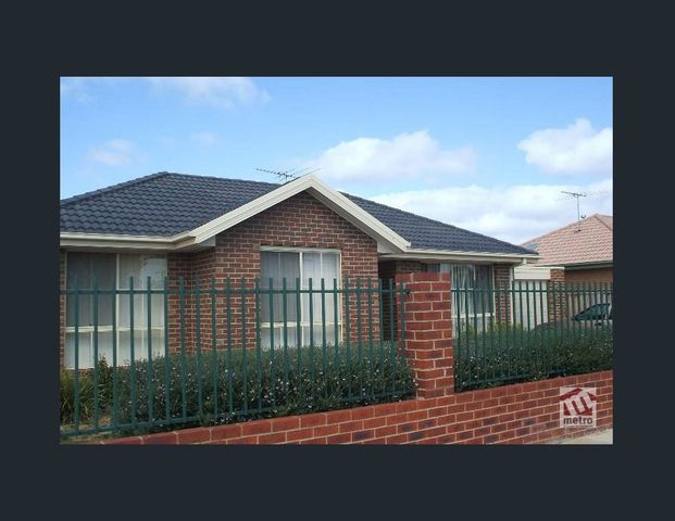 BEAUTIFUL THREE BEDROOM UNIT! - Photo 1