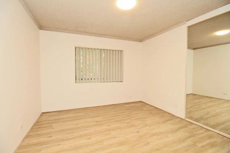 SPACIOUS 3-BEDROOM APARTMENT! VALUE FOR MONEY! - Photo 2