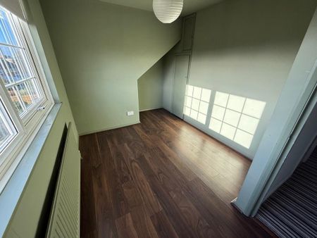 4 bedroom semi-detached house to rent - Photo 2