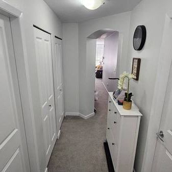 Top Floor Kerrisdale Apartment - 2 Bed & 1 Bath - Photo 3