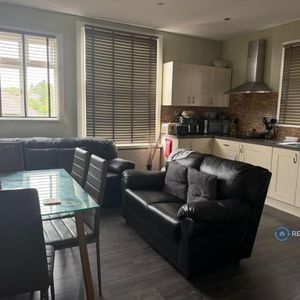 1 bedroom in a flat share to rent - Photo 2