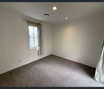 HUGE THREE BEDROOM HOUSE WITH GARDEN - Photo 4