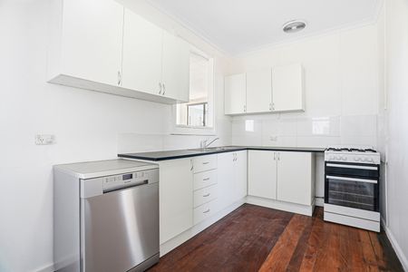 Freshly Painted 3 Bedroom Home, Renovated Kitchen, Fantastic Location! - Photo 5