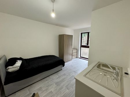 A shared home with good access to local amenities, public transport links and all major routes, INCLUSIVE OF UTILITY BILLS!! 1 en-suite bedroom - only suitable for a single occupancy - Photo 3