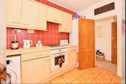 1 bedroom in a flat share to rent - Photo 3