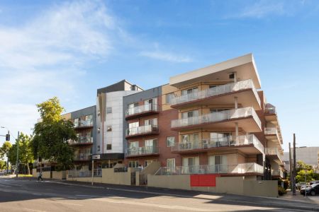 Immaculately Presented and Spacious Apartment in Prime location! - Photo 4