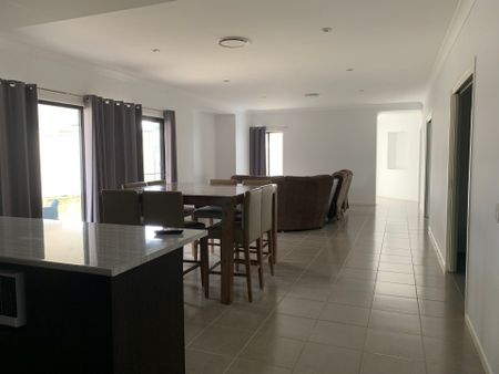 Beautiful Fully Furnished 4 Bedroom 2 Bathroom Home - Photo 3