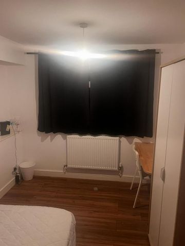 1 bedroom in a house share to rent - Photo 3