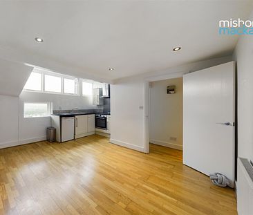 Second floor loft style apartment located in Seven Dials with Brighton mainline train station close by. Offered to let un-furnished. Available 25th July 2024. - Photo 1