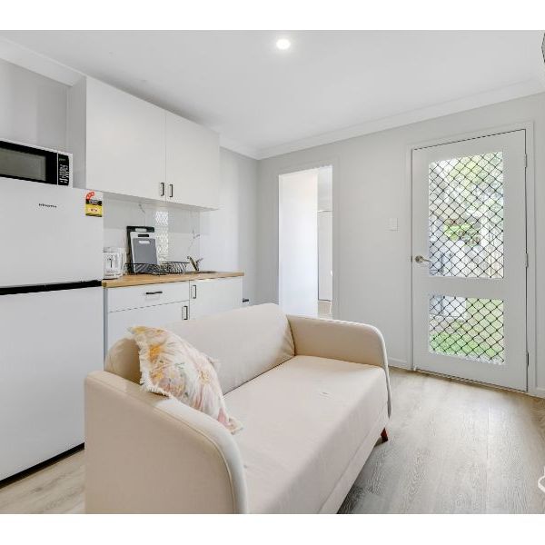Comfortable Furnished Accommodation with Private Ensuites & Kitchenettes! - Photo 1