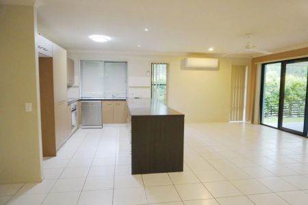 4 Bed, 2 Bath, 2 Car House in Oxenford – Ideal Family Living Awaits! - Photo 4