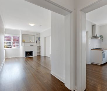 Charming Art Deco apartment in prime CBD location - Photo 1