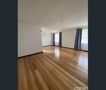 Welcome to this well-presented three-bedroom home, offering comfortable living in a convenient Deer Park location. - Photo 1