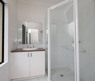 Spacious Elevated Family Home – Private & Convenient - Photo 6