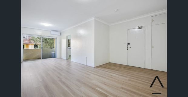 Tastefully Renovated, Modern And Sun Kissed, Private And Ambient Executive Style Two Bedroom Apartment, Only Moments To All Amenities - Photo 1