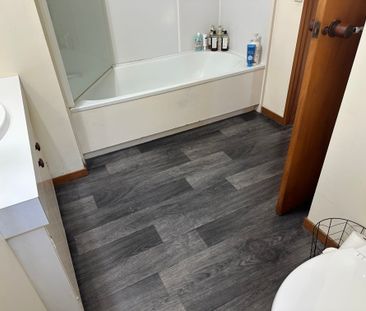 Character 1 bedroom townhouse - Photo 3