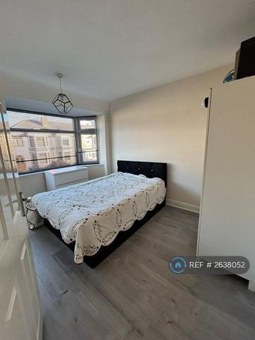 4 bedroom semi-detached house to rent - Photo 4