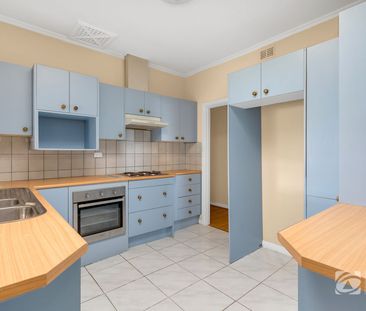 4 BEDROOMS PLUS EXTERNAL RUMPUS/TEENAGE RETREAT - Photo 3