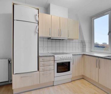 Lejlighed med stuklofter tæt på stadion og fjord - Photo 3