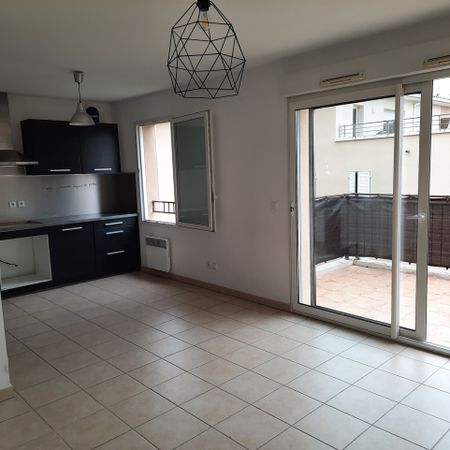 Appartement 3 pièces 62m2 MARSEILLE 13EME 978 euros - Photo 2