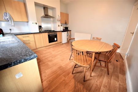 4 bedroom House in Norwood Place, Leeds - Photo 4