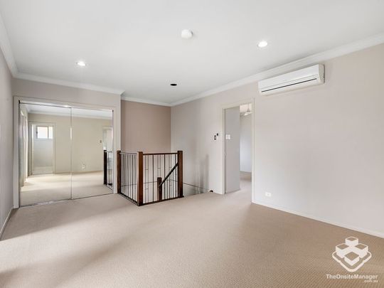 CENTRAL LOCATION - SPACIOUS 4 BEDROOMS TOWNHOUSE - Photo 1