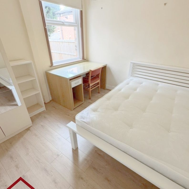 8 Bedroom Semi-Detached House - Photo 1