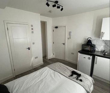 Studio Flat, Carmelite Road, HA3 - Photo 2