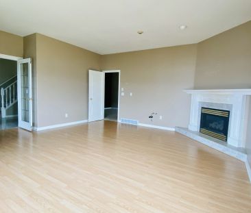 4 Bedroom Family Home in Lakeview Heights (Nov. to March 2025) - Photo 4