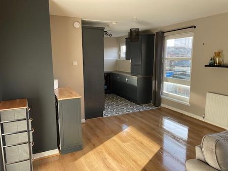 2 bedroom flat to rent - Photo 2