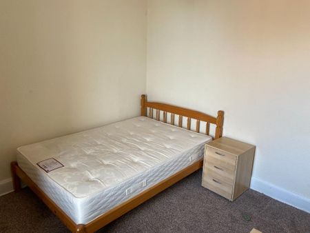 3 bedroom flat to rent - Photo 5