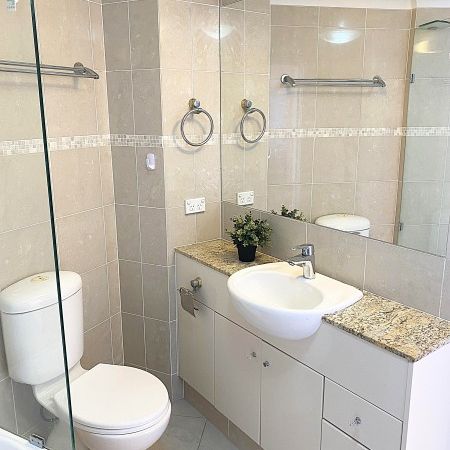 Luxurious High-Floor 2 Bedroom Apartment with Stunning River & City Views â Prime CBD Location - Photo 1