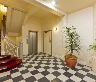 Retro in The Brooklyn - Photo 2