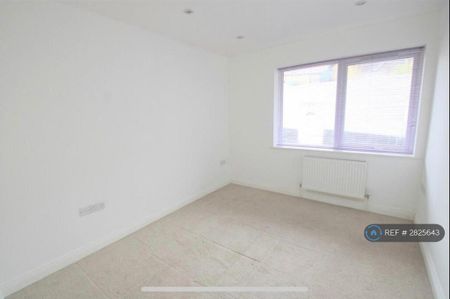 3 bedroom flat to rent - Photo 3