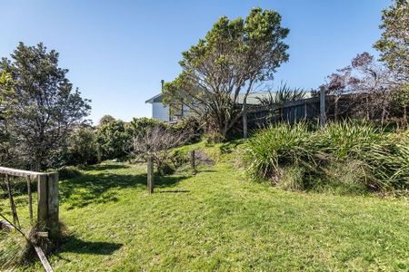 3 Bedroom double bathroom Centralised heat/cool - Photo 2