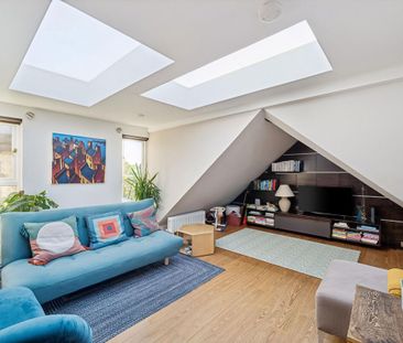 A bright and characterful split-level apartment with a private roof... - Photo 3