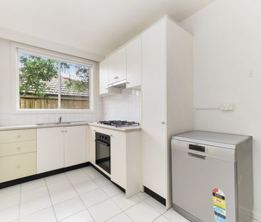 Ground Floor Two-Bedroom Apartment with Spacious Courtyard – Prime ... - Photo 5