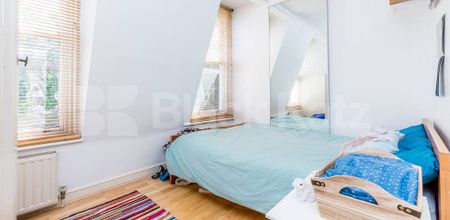 Fantastic modern two double bedroom apartment in a converted bank mins to tube - Photo 5