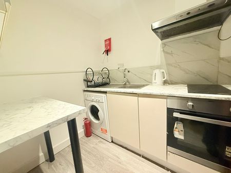 3 Bed Flat, Norfolk Road, IG3 - Photo 3